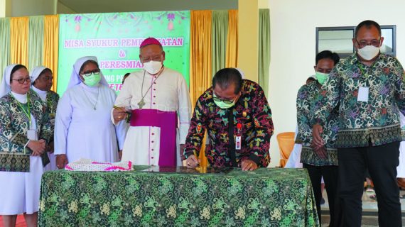 SekdaKab Kubar Ayonius Resmikan Tambahan Ruang Gedung  RS Santa Familia