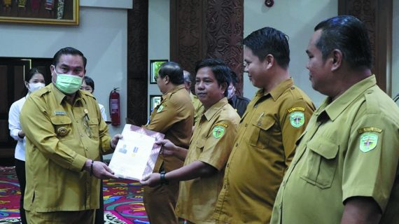 Pemberian Penghargaan Bagi 32 Kampung Dengan Status Kampung Mandiri.