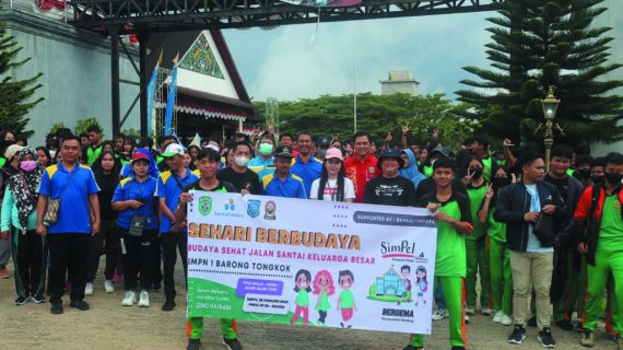 Gelaran Sehari Berbudaya SMPN 1 Barong Tongkok Dengan Jalan Santai Bersama
