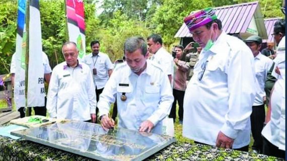 Wakil Gubernur Hadi Mulyadi Meresmikan Wisata Alam Hutan Adat Hemaq Beniung