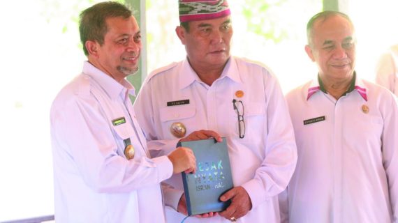 Wakil Gubernur Serahkan Dana Hibah Dan Bantuan Sosial