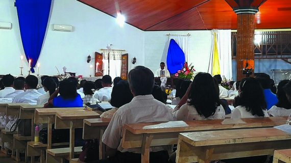 Umat Katolik Paroki Kristus Raja Merayakan Misa Suci Kamis Putih