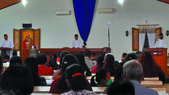 Peringati Wafat  Yesus Kristus,  Umat Katolik Paroki Kristus Raja Jalani Ibadat Jumat Agung
