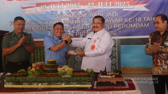 Sekretaris Daerah Kutai Barat Ayonius Hadiri Penyelenggaraan HUT PDAM Tirta Sendawar Ke-18