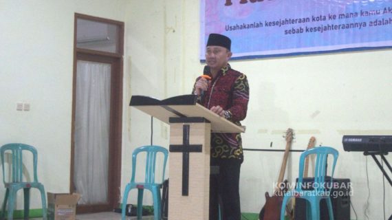 Asisten III Setdakab Kutai Barat Buka Kebaktian Kebangunan Rohani