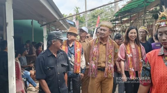 Asisten III Setdakab Kutai Barat Hadiri Upacara Adat Pemindahan 3 Tengkorak Leluhur Di Kampung Kelubaq