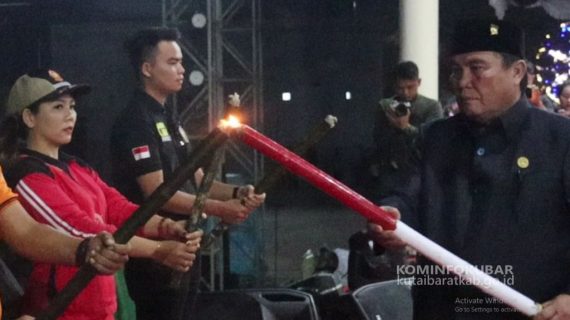 Bupati Kutai Barat FX Yapan Melepas 1000 Peserta Pawai Obor