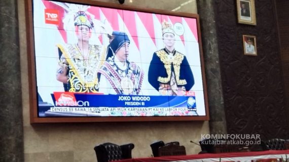 Bupati Kutai Barat Mendengarkan Pidato Kenegaraan Presiden RI dalam Rangka HUT ke-78 RI
