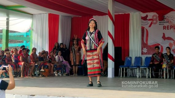Lomba Peragaan Busana Doyo Meriahkan Festival Tanjung Isuy