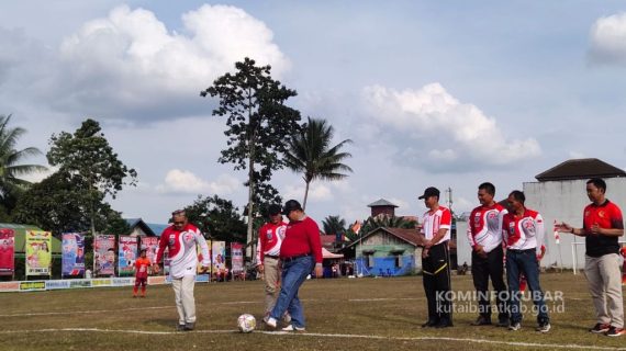 Sekretaris Daerah Kutai Barat membuka Turnamen Sepak Bola Terbuka
