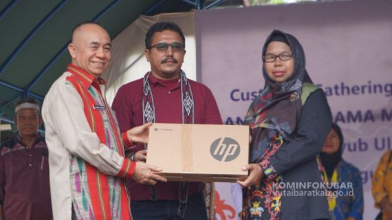 Wakil Bupati Kutai Barat Ikuti Kegiatan Bakti Sosial Dari BAKTI Menyerahkan Bantuan Di Kampung Muyub Ulu