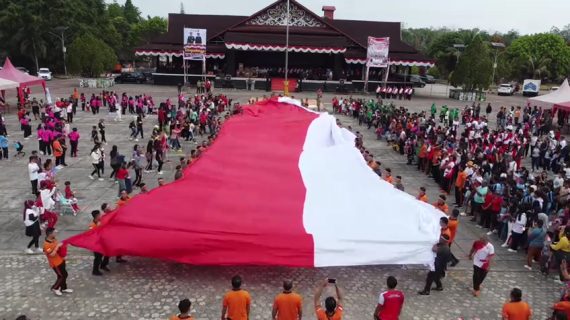 Meriah HUT Republik Indonesia, Polres Kutai Barat Bentangkan Bendera Merah Putih