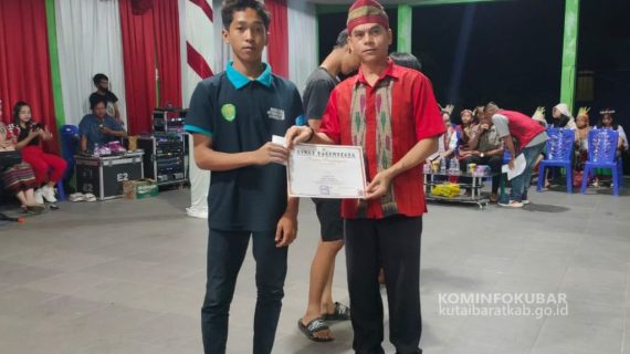 Camat Jempang Menutup Rangkaian Festival Tanjung Isuy