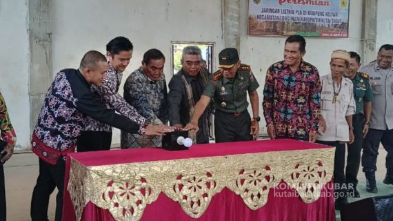 Bupati Kutai Barat Resmikan Jaringan Listrik PLN di Kampung Keliwai