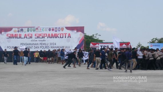 Bupati Kutai Barat Saksikan SISPAMKOTA Dalam Rangka Kesiapan Pengamanan Pemilu Serentak Tahun 2024