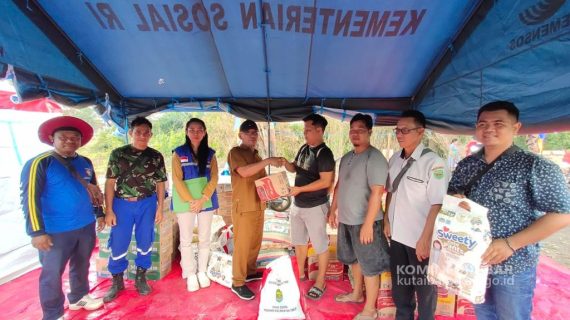Dinsos Kutai Barat Salurkan Bantuan Logistik Bagi Korban Kebakaran Di Kampung Muhur