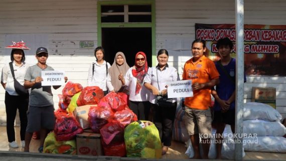 Diskominfo Kutai Barat Salurkan Bantuan Untuk Korban Kebakaran Kampung Muhur