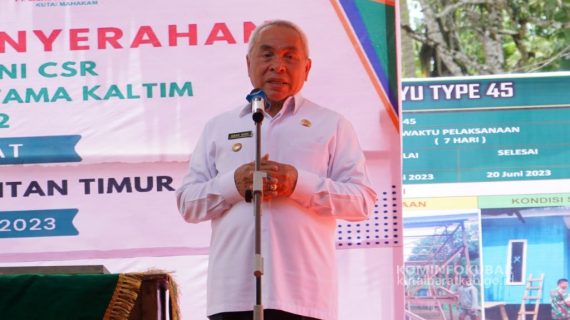 Gubernur Kalimantan Timur Meresmikan Dan Menyerahkan Rumah Layak Huni