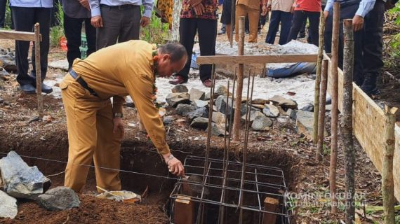 Asisten III Resmikan Gedung Gereja GPMII Dan Letakan Batu Pertama Pembangunan Pastori Di Kampung Muut