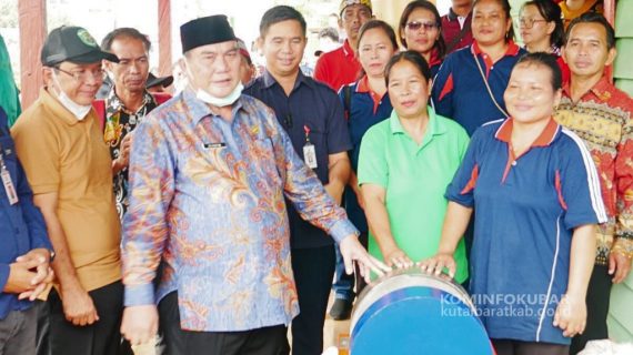 Bupati Kutai Barat Serahkan Bantuan Mesin Pengolahan Jahe, Mesin Sawut Singkong, Dan Sarana Produksi Untuk Kelompok Tani Di Kecamatan Nyuatan