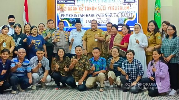 Pemkab Kutai Barat Melepas Keberangkatan 24 Peserta Ziarah Rohani Ke Yerusalem