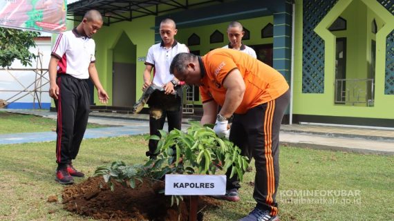 Peringati HUT HUMAS Polri Ke 72, Polres Kutai Barat Peduli Penghijauan Dengan Tanam Pohon