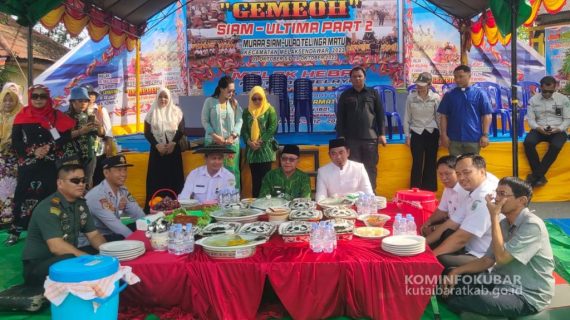 Ratusan Masyarakat Ikuti Makan Bekerobok Besela Meriahkan Festival Melayu Gemeoh