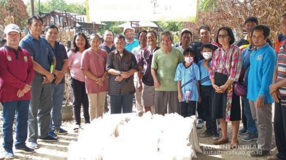 Pemkab Kutai Barat Serahkan CPPD Komoditas Beras 440 Kg Kepada Korban Kebakaran di Kampung Empakuq