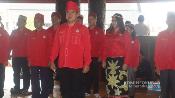 Bupati Kutai Barat Lantik Jajaran Pengurus Lembaga Adat Besar Dan Pengurus Punggawa Punggadikng Kabupaten Kutai Barat Periode 2023-2028