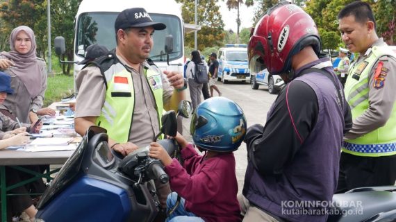 Ingatkan Untuk Taat Pembayaran Pajak Kendaraan, Samsat Kutai Barat Bersama Polres Kutai Barat Gelar Penertiban Pajak Kendaraan Bermotor