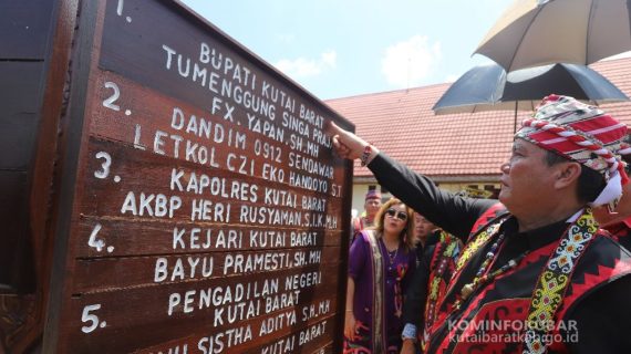 Jaga kerukunan Antar Etnis, Bupati Kutai Barat FX. Yapan Meresmikan Tugu perdamaian