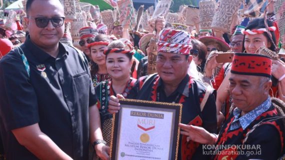 Kado Ulang Tahun Kutai Barat Ke 24, Kutai Barat Pecahkan Rekor Muri Kenakan Mawiq Gawaakng Terbanyak