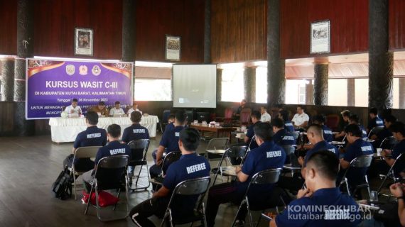 Kepala Dispora Kutai Barat Buka Rangkaian Kursus Wasit C-II