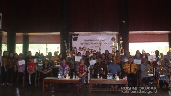 Penyerahan Hadiah Lomba Pada Festival Pangan Lokal B2SA Tingkat Kabupaten Kutai Barat