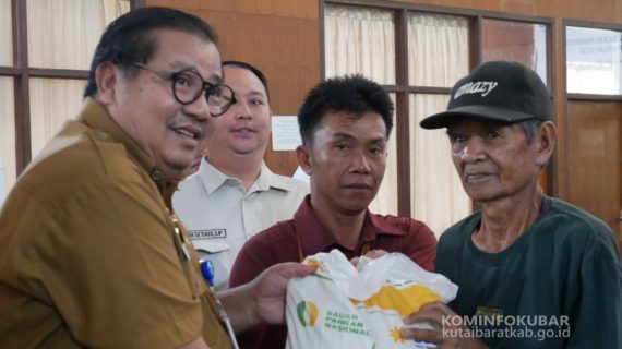 Penyerahan Secara Simbolis Bantuan Pangan Cadangan Beras Untuk Kabupaten Kutai Barat