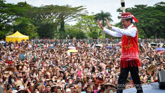 Presiden Republik Indonesia Menerima Gelar Kehormatan Dari Masyarakat Adat Kutai Barat
