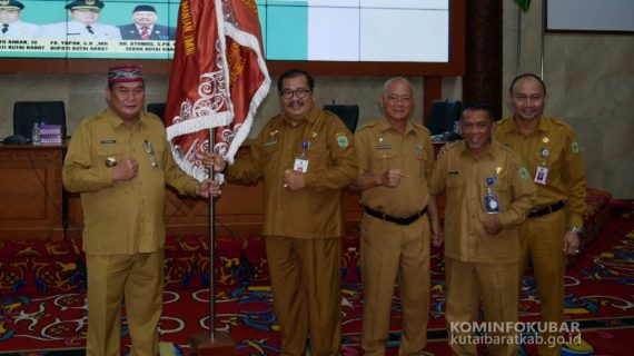 Terima Panji Keberhasilan, Bupati Kutai Barat Harap Menjadi Pacu Semangat Kinerja Dan Produktivitas