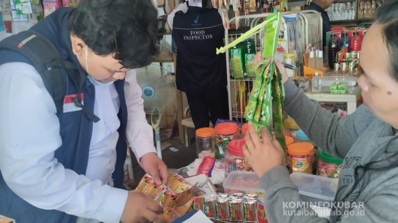 Disdagkopukm Kutai Barat Lakukan Kegiatan Pembinaan Dan Pengawasan Barang Beredar Di Kampung Linggang Purwodadi Jelang Bulan Ramadan