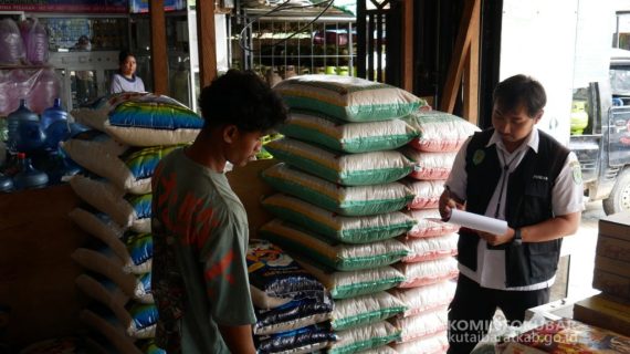Jelang Bulan Ramadan, Disdagkopukm Kutai Barat Laksanakan Kegiatan Pembinaan Dan Pengawasan Barang