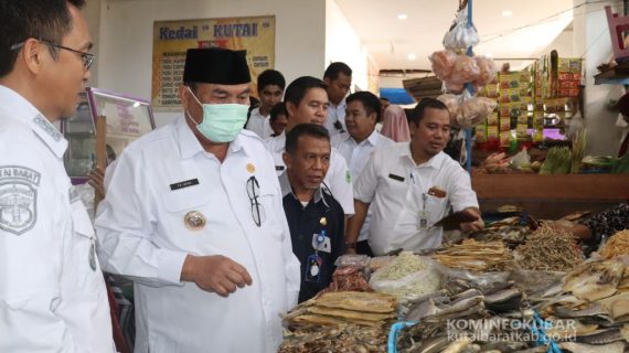 Menjelang Idul Fitri, Bupati Kutai Barat Sidak Pasar Dan SPBU Di Kota Sendawar