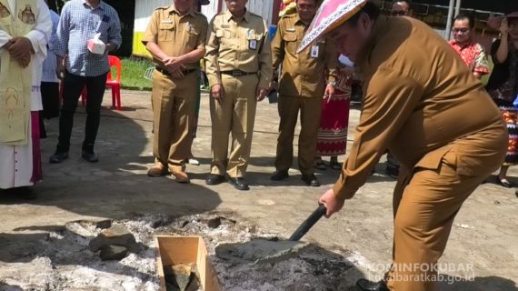 Bupati Kutai Barat Letakkan Batu Pertama Pembangunan Gereja Katolik Paroki Kristus Raja Barong Tongkok