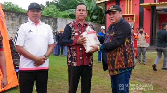 Rangka Bantuan Bencana Banjir, Dinas Ketahanan Pangan Kutai Barat Salurkan Bantuan Pangan Beras