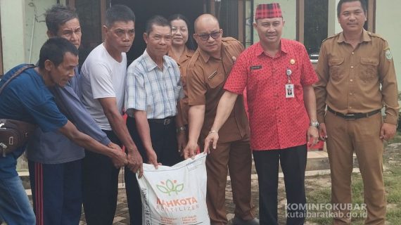 Tingkatkan Produktivitas Karet, Kampung Pepas Eheng Bagikan Pupuk Untuk Petani Karet