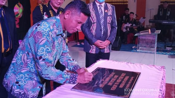Wakili Bupati Kutai Barat, Kadishub Resmikan Gedung GKII Jemaat Sekolaq Darat