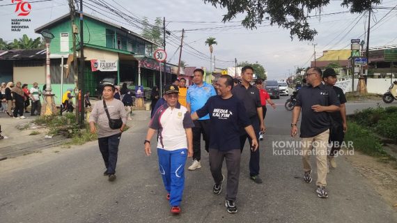 Asisten II Apresiasi Jalan Sehat Dalam Rangka Anniversary Media Kaltim Ke 4 di Kutai Barat