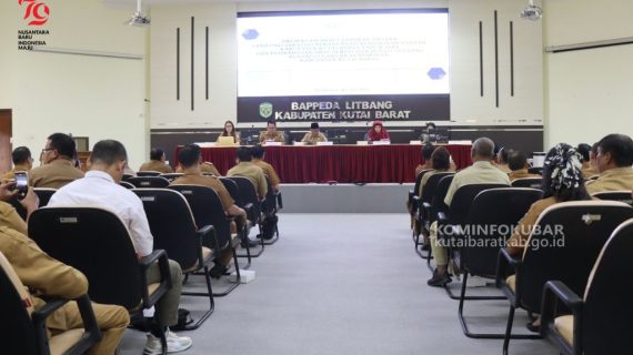 Asisten II Buka Presentasi Draft Penyusunan Laporan Updating Penanganan Kemiskinan Daerah