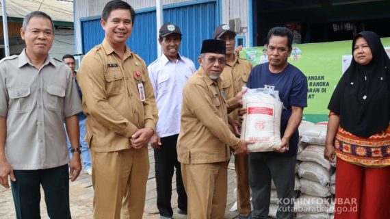 Asisten Perekonomian dan Pembangunan Serahkan Bantuan Pangan Untuk Korban Kebakaran Di Kampung Muara Tae
