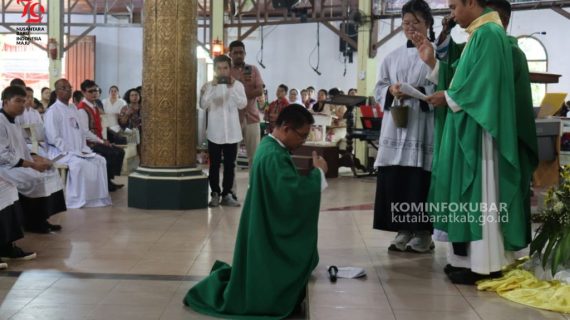 Resmi dilantik  Pastor Paroki Kristus Raja Barong Tongkok, Staf Ahli Bidang SDM dan Kemasyarakatan Sampaikan Ucapan Selamat