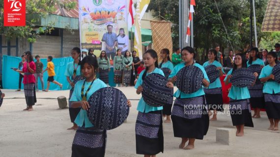 Banggakan Wastra Sarut, Kepala Dinas Pariwisata Kutai Barat Resmi Membuka Festival Sarut