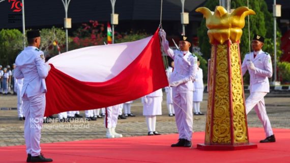 Upacara Penurunan Bendera Merah Putih di Kutai Barat